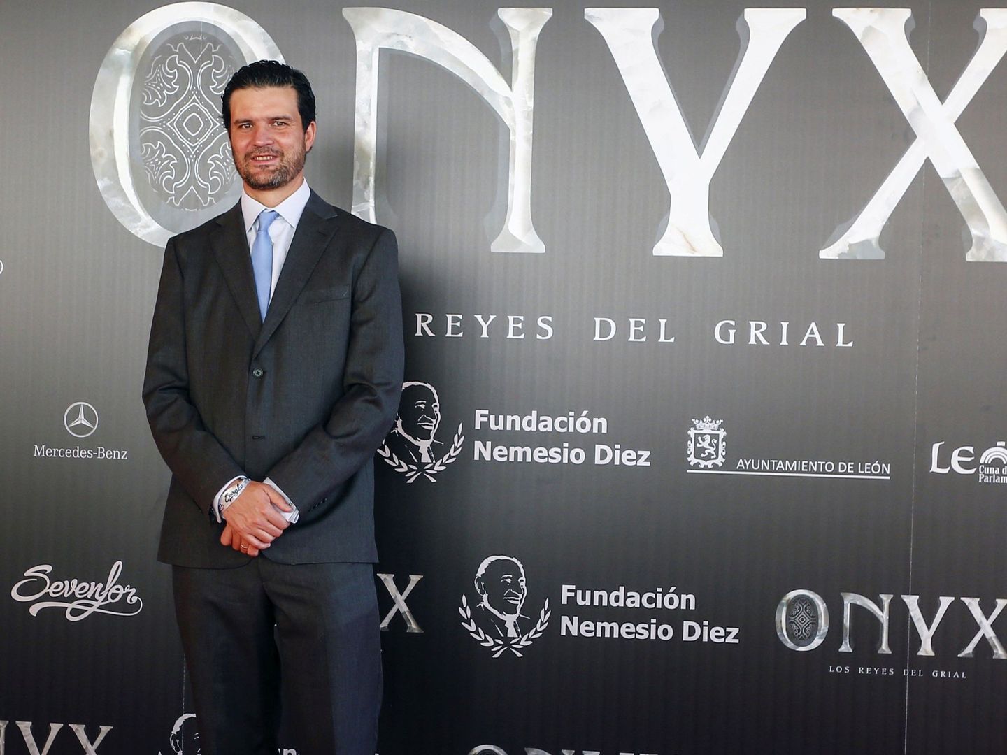 El director mexicano Roberto Girault posa antes de la presentación del largometraje documental 'Onyx, los Reyes del Grial' (EFE)