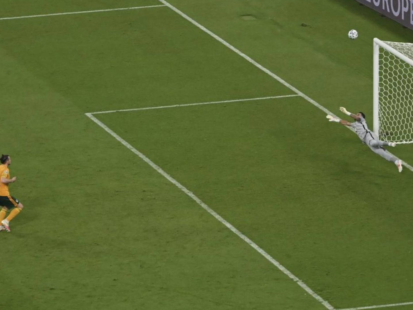 El lanzamiento de penalti alto de Bale.