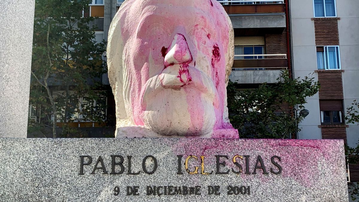 "Viva Franco" y "profanadores": pintadas en la estatua del fundador del PSOE en Madrid