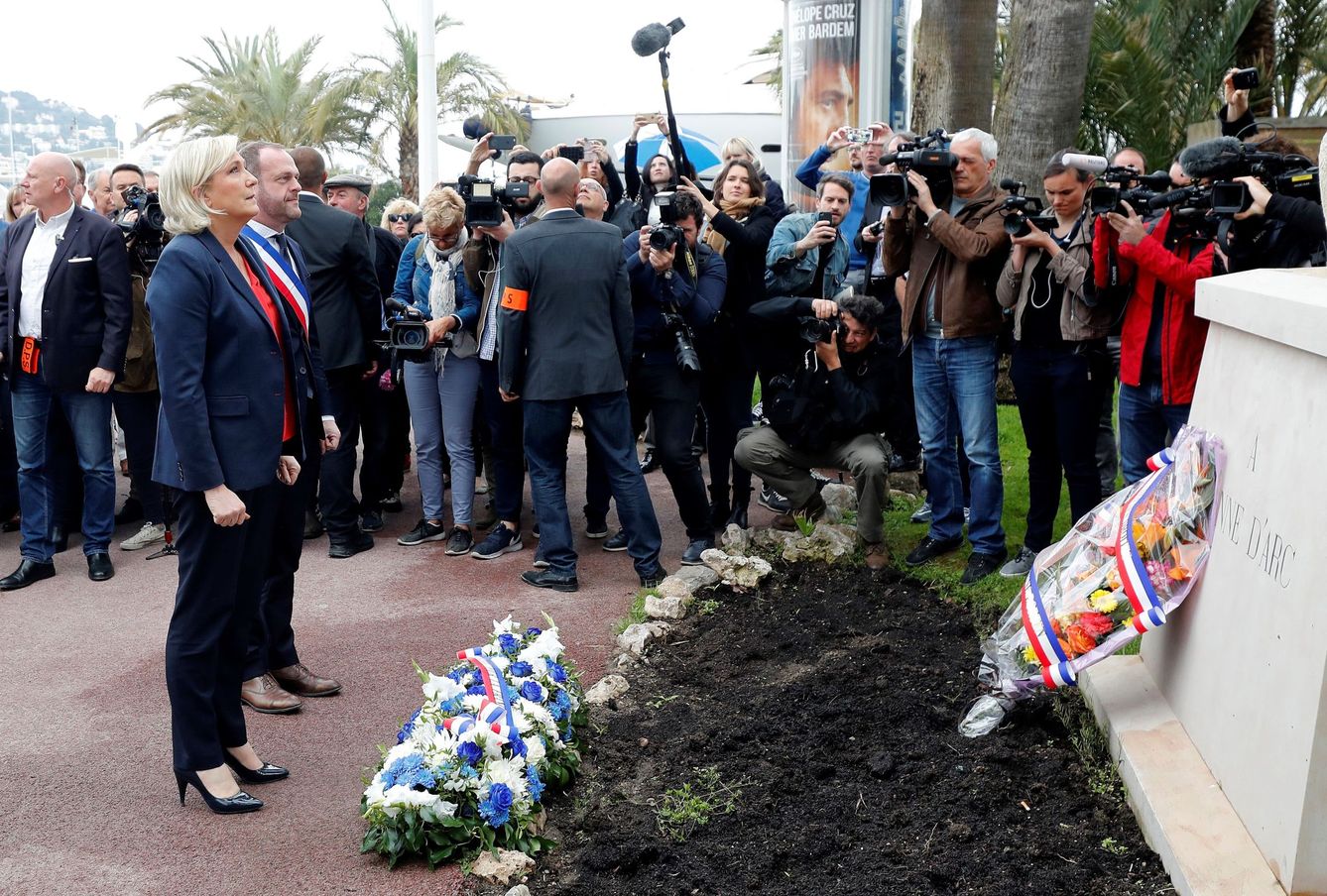 La líder del ultraderechista Frente Nacional, Marine Le Pen, participa en una ofrenda floral ante la estatua de Juana de Arco, en Cannes. (EFE)
