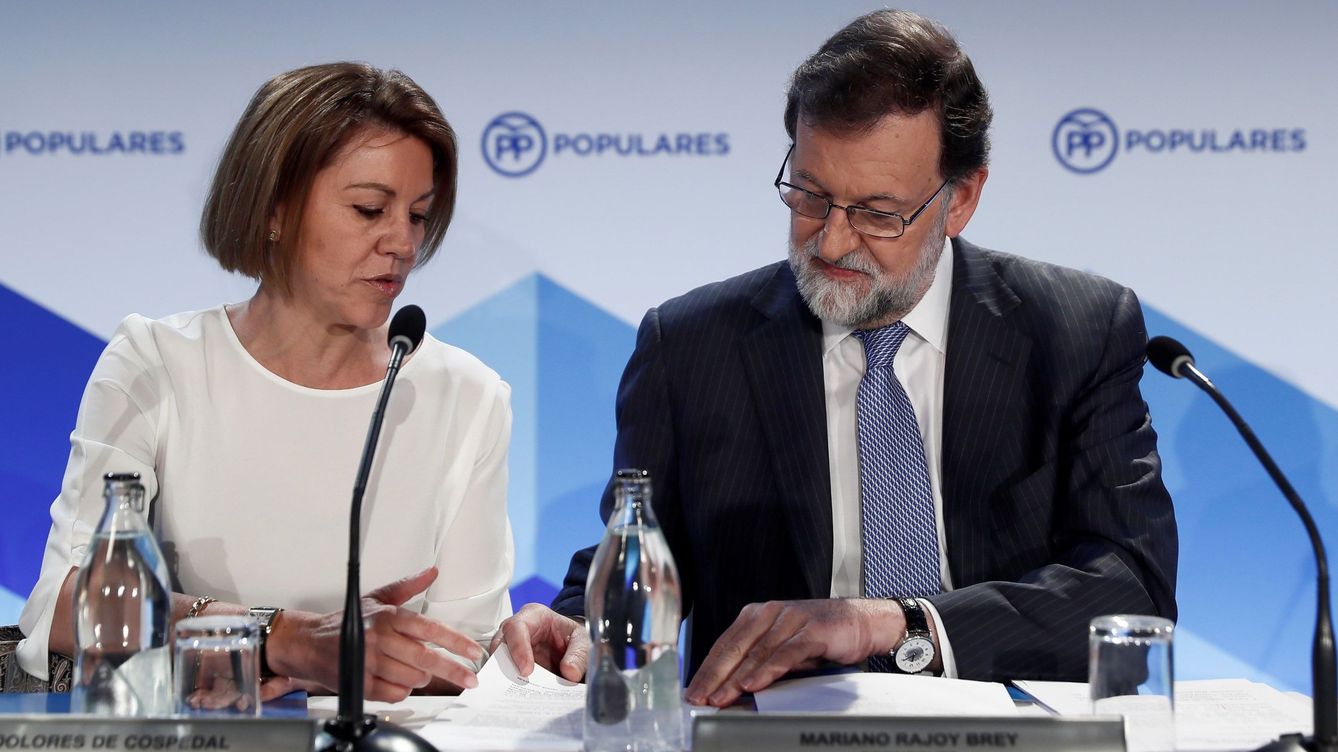 Foto: El expresidente del Gobierno Mariano Rajoy y la exministra de Defensa y ex secretaria general del PP María Dolores de Cospedal, en 2018. (EFE)
