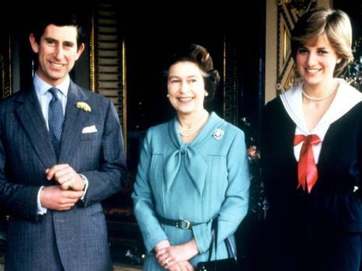 Carlos y Diana, junto a Isabel II. (Cordon Press)