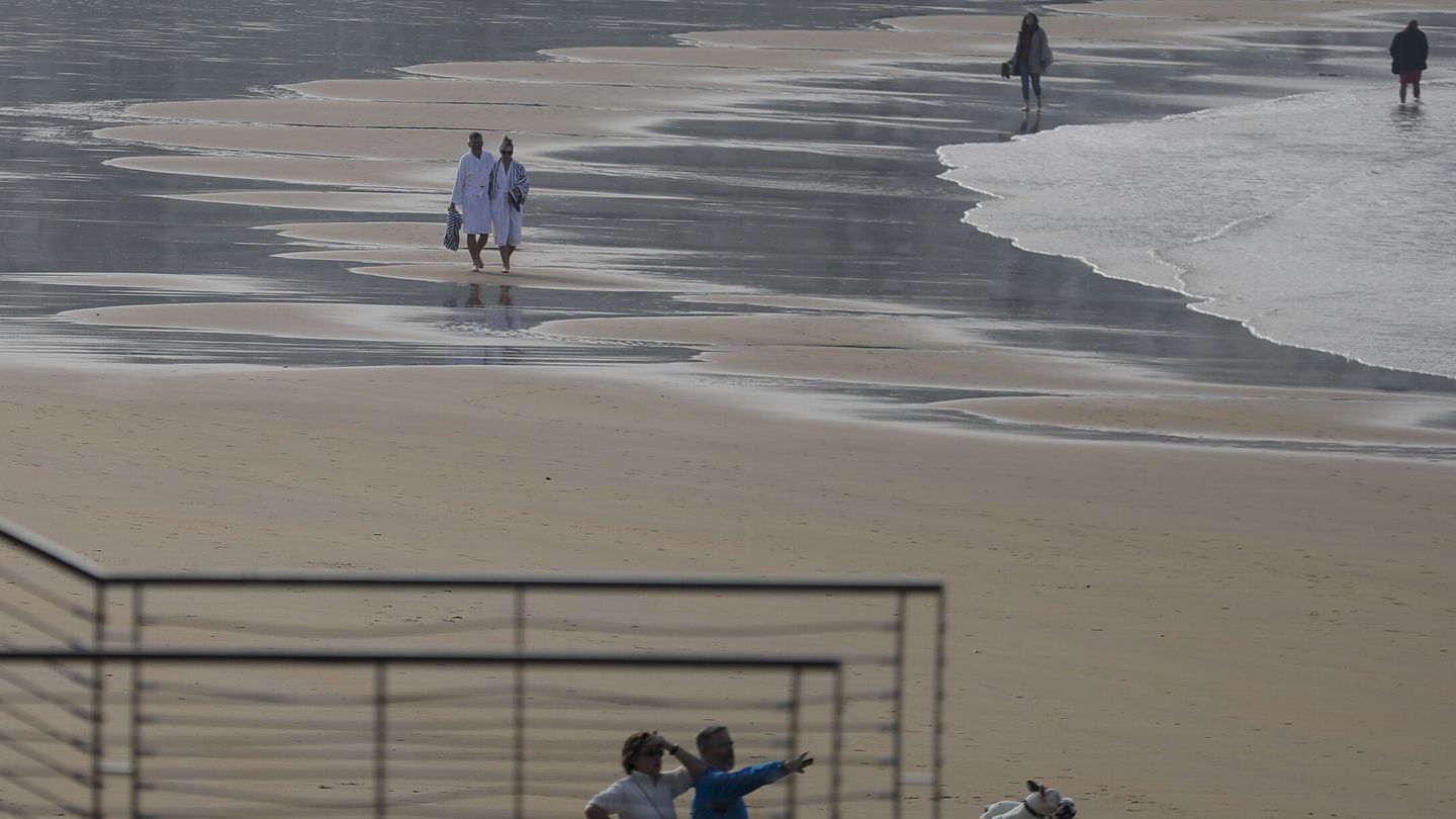 Personas paseando por la playa de la Concha de San Sebastián. (EFE)