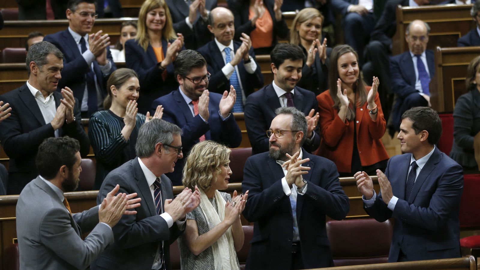Foto: El presidente de Ciudadanos, Albert Rivera, recibe aplausos de su bancada. (EFE)