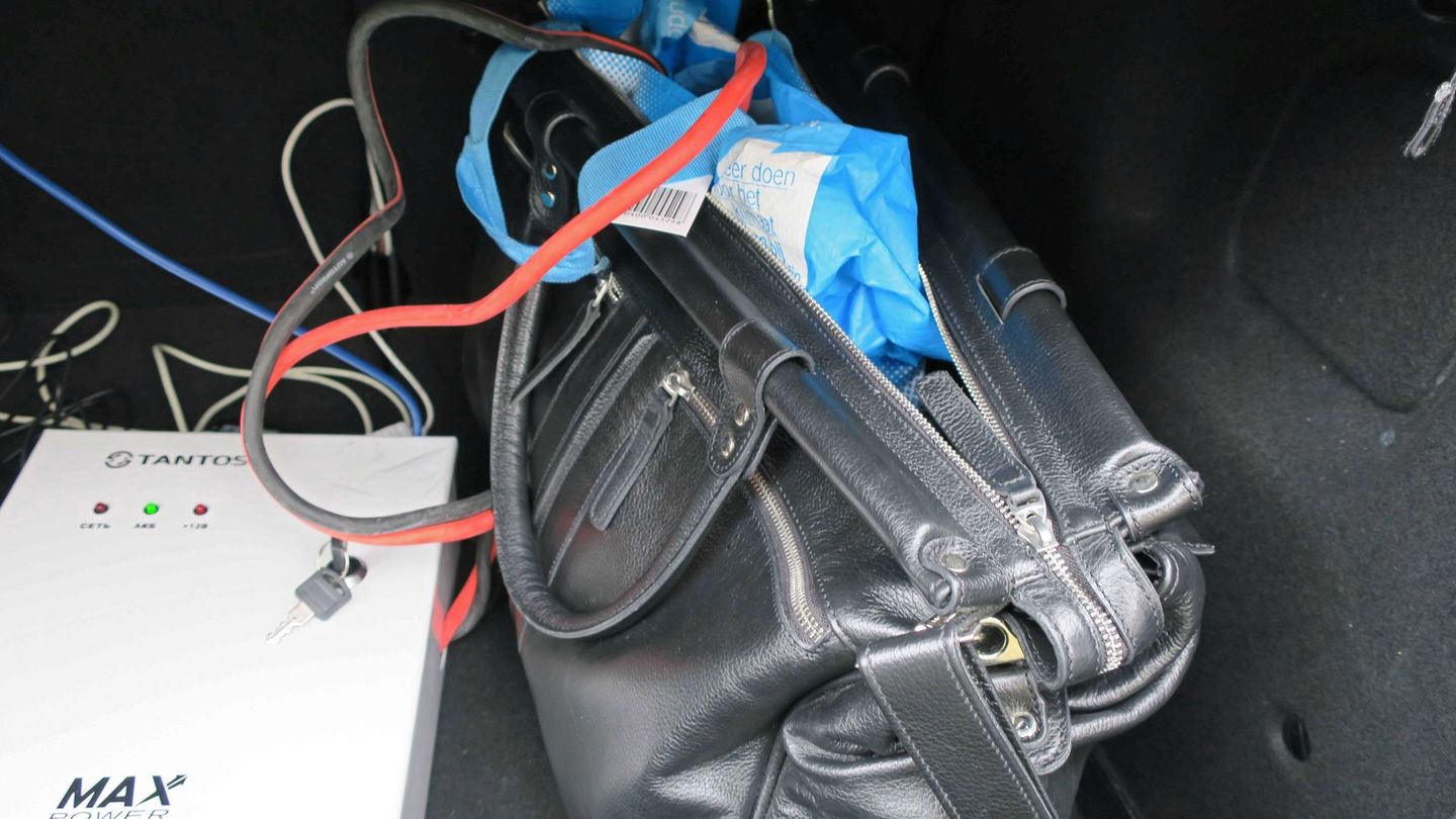 Material de hackeo incautado en el vehículo Citröen durante la operación. (EFE)