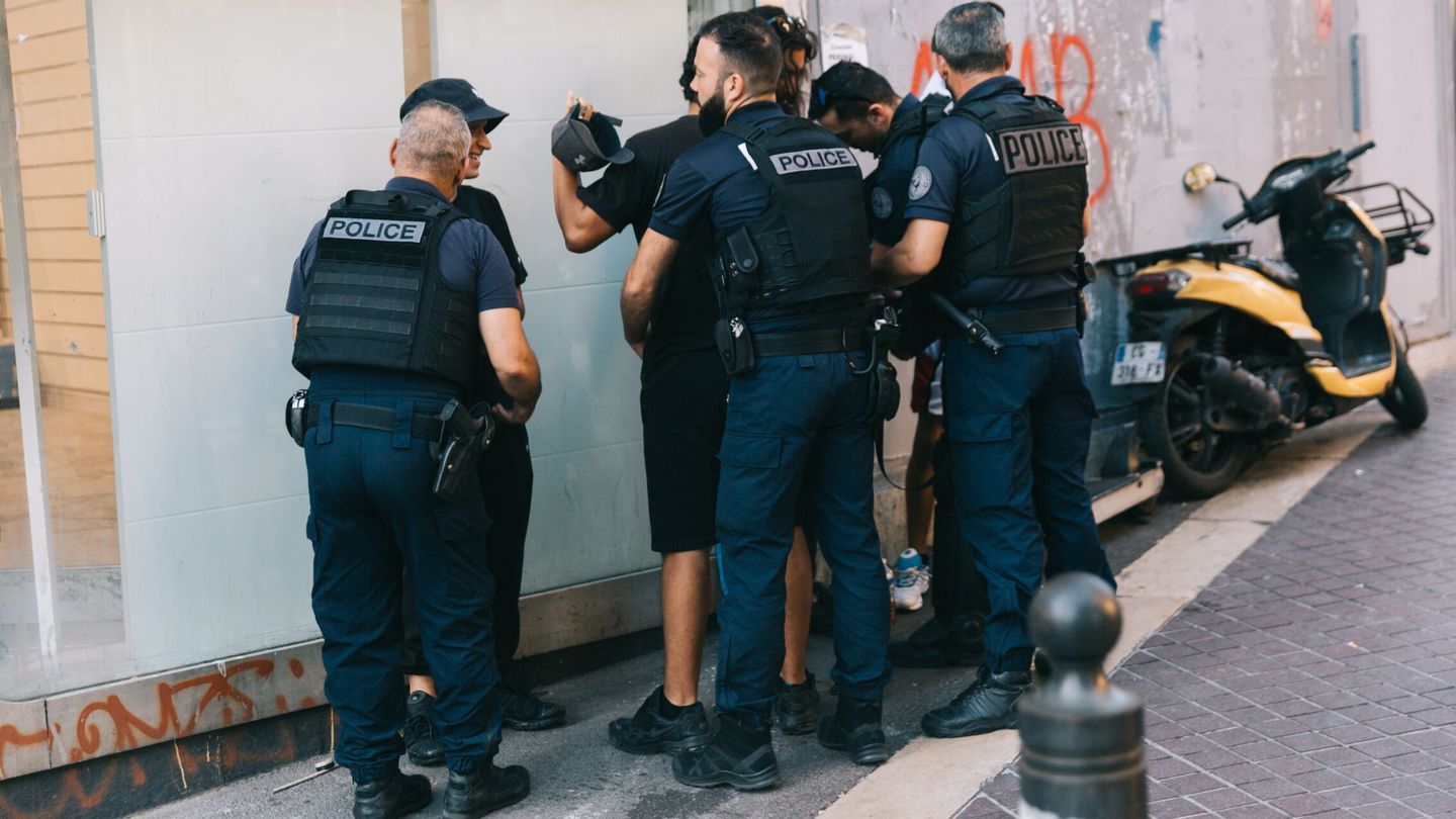 Policías cachean a un sospechoso en Marsella. EFE / Nicolas Serve