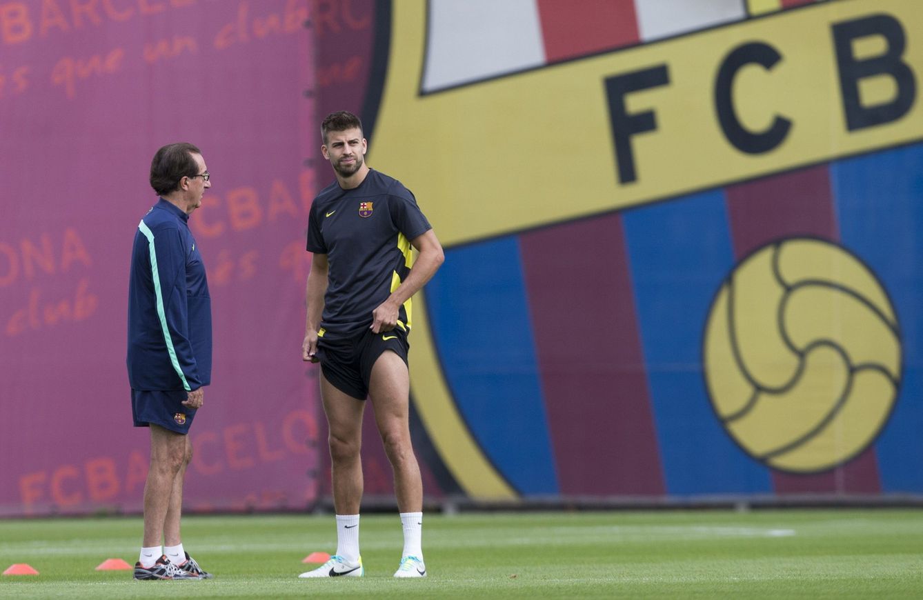Paco Seirul.lo, junto a Gerard Piqué, en un entrenamiento del Barça. (EFE/Alejandro García)