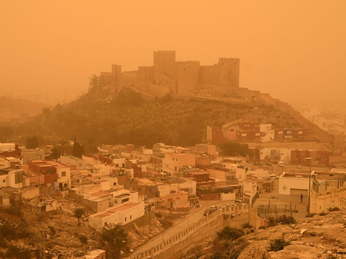 Foto: La Alcazaba de Almería, teñida de naranja por la intensa calima. (EFE/Barba)