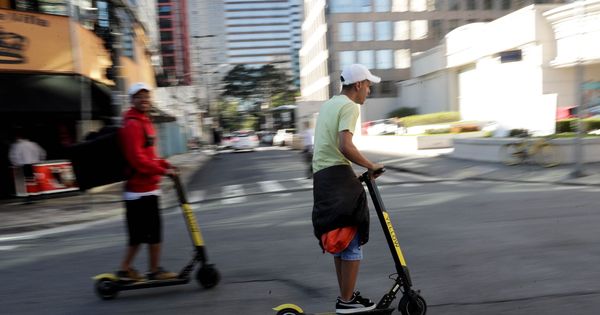 Foto: Ciudadanos brasileños utilizando patinetes eléctricos para moverse por Sao Paulo. (EFE)