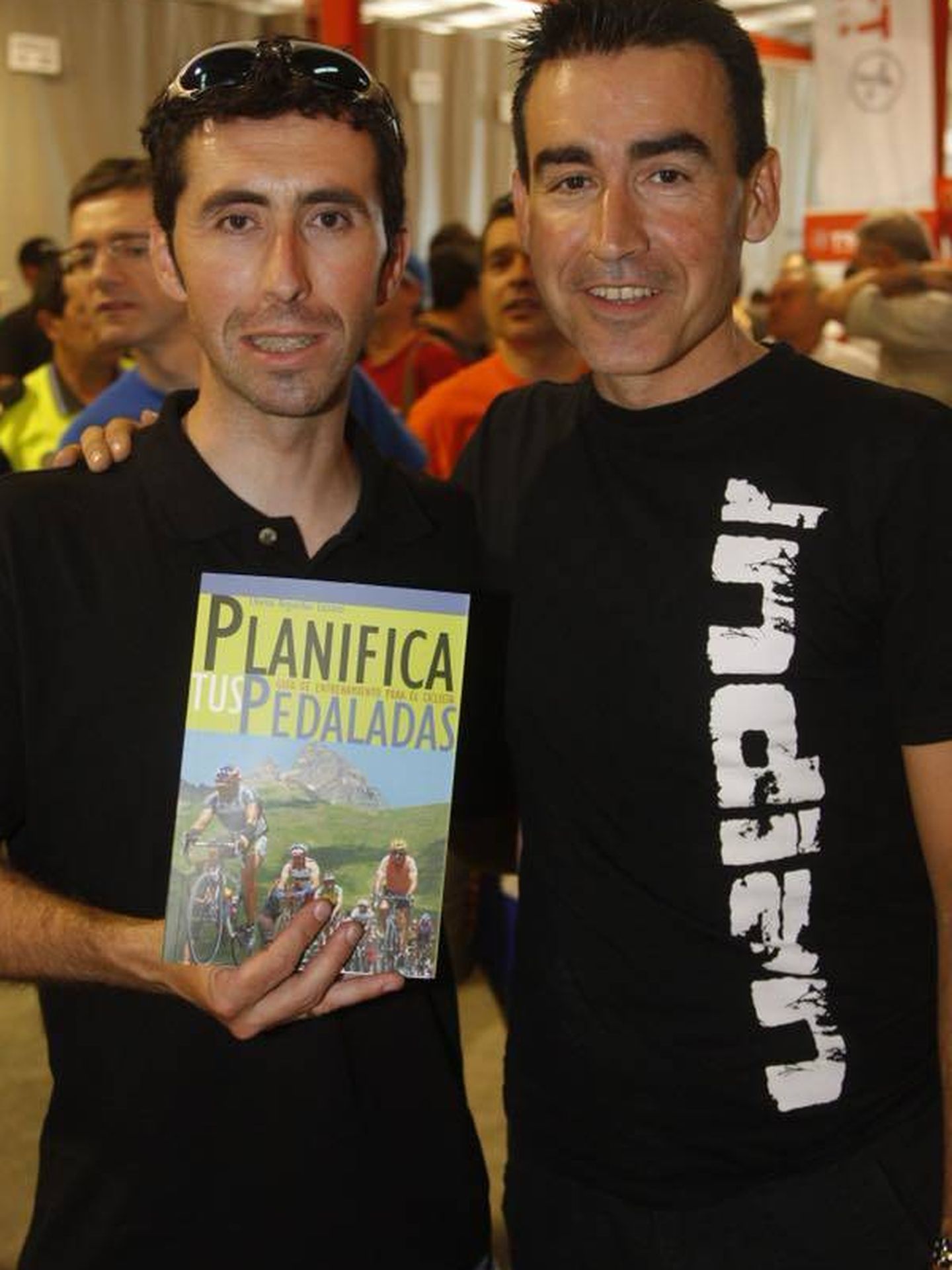 Chema Arguedas, junto al exciclista profesional Joseba Beloki en 2009. 