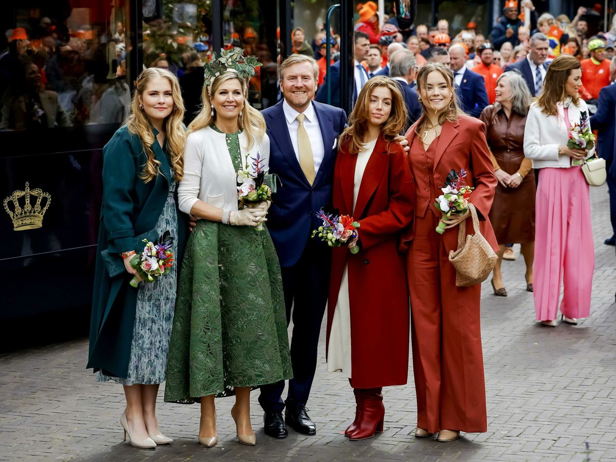 Foto: Los reyes de Holanda con sus tres hijas. (Efe)