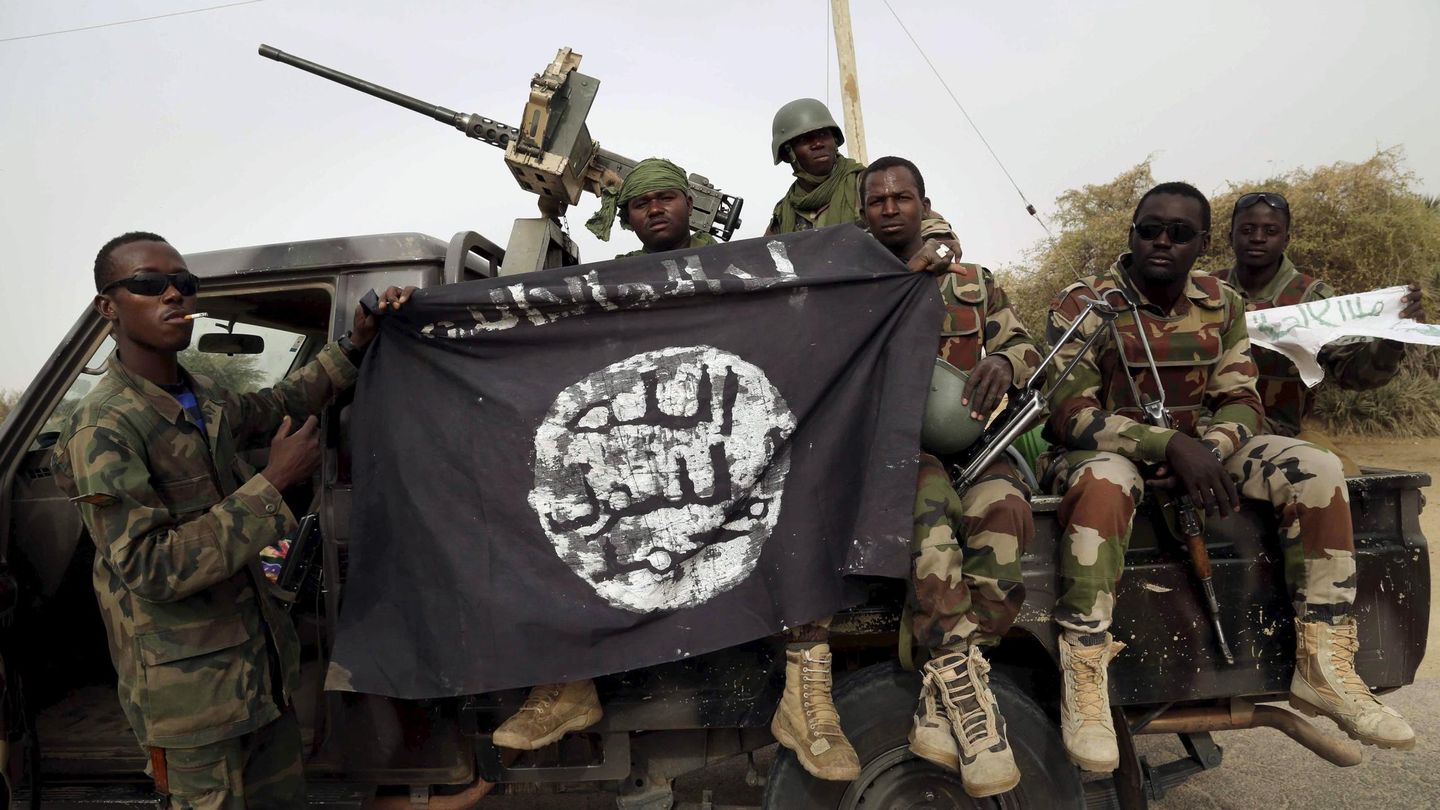 Soldados nigerianos posan con una bandera de Boko Haram tras arrebatar Damasak a los yihadistas (Reuters).