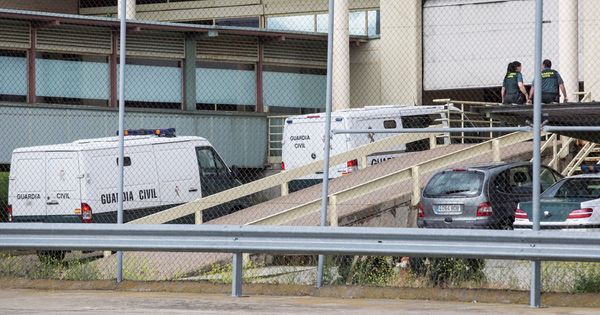 Foto: Llegada de los vehículos policiales que trasladan a Luis Bárcenas, a Guillermo Ortega y a Alberto López Viejo a la cárcel de Soto del Real. (EFE)