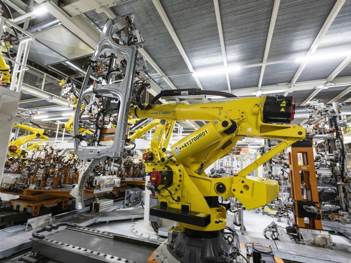 Foto: Aunque ya hay robots en la planta que levantan hasta 700 kilos, lo que hace el nuevo es más difícil, pues lleva cargas de 400 kilos a 4 metros de distancia.