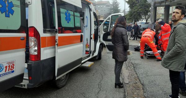 Foto: Un herido es atendido por los servicios de emergencia, en Macerata, Italia. (Reuters)