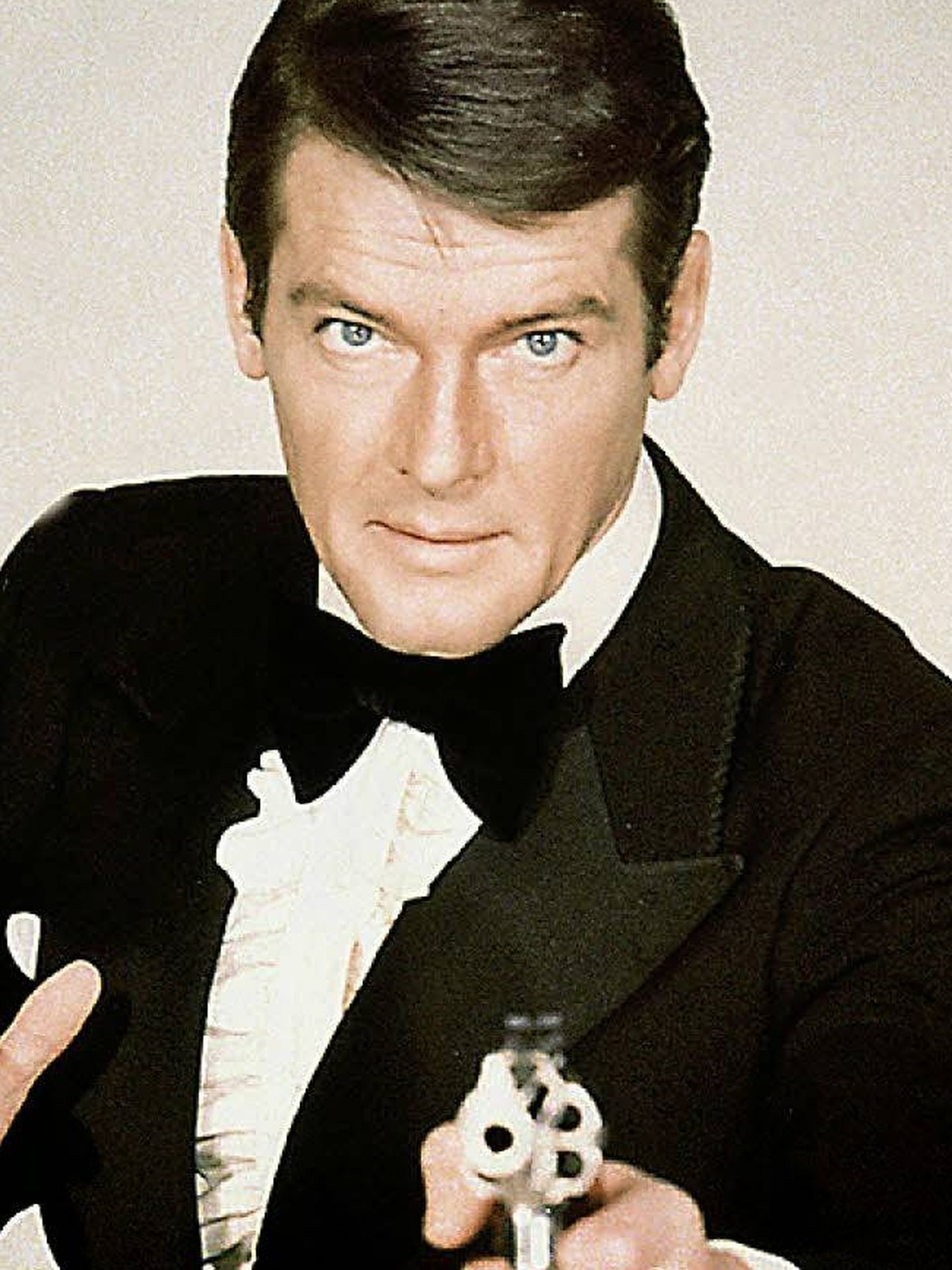 Roger Moore como James Bond.