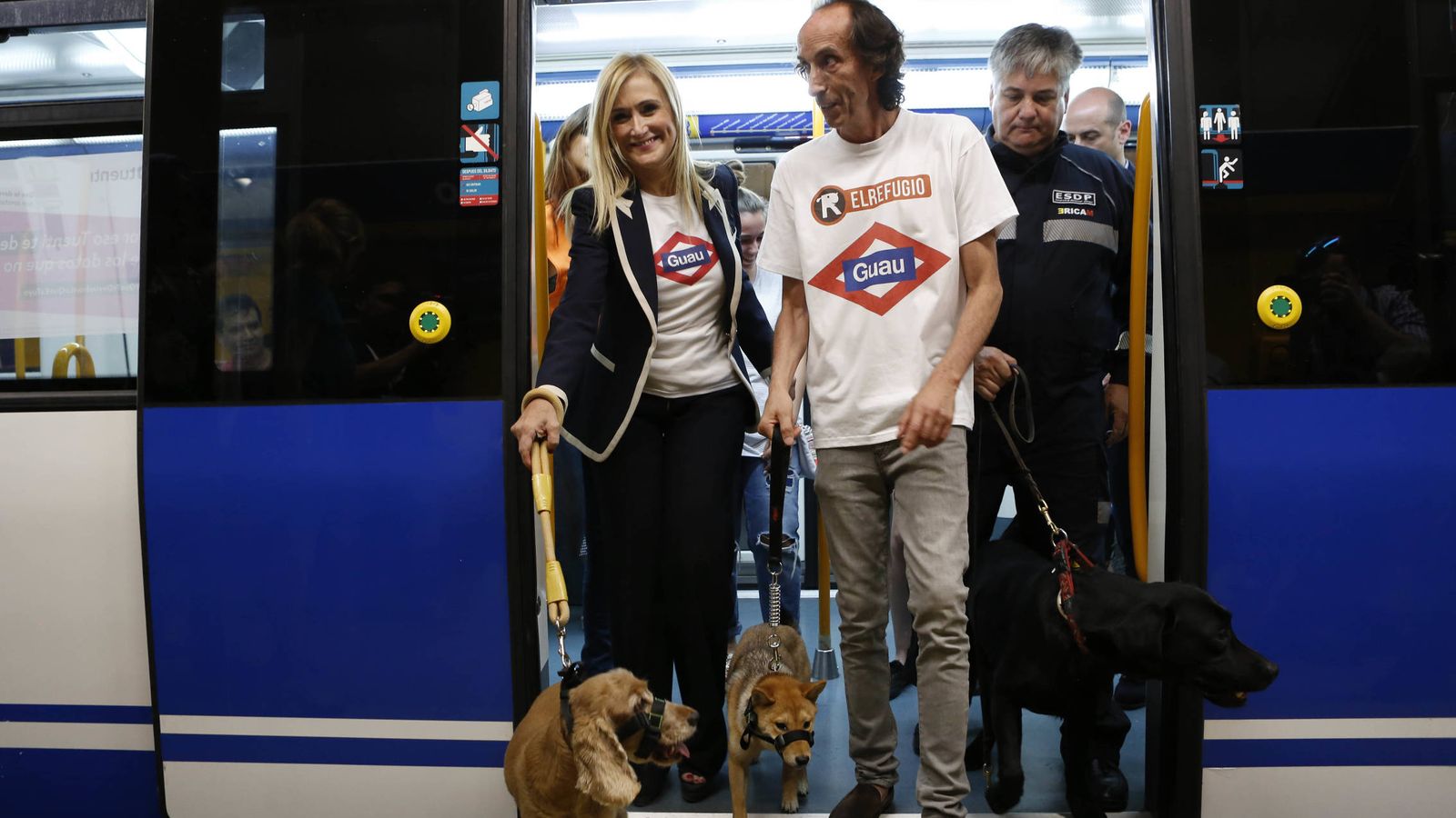 Foto: La presidenta Cristina Cifuentes, cuando presentó el cambio en el reglamento de viajeros que permite el acceso de los perros a la red de Metro.