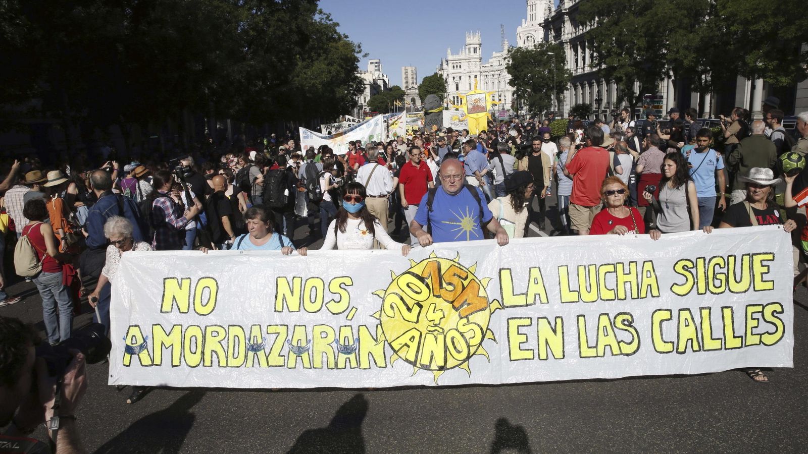 Foto: Manifestación convocada por el 15M con el lema "2015M: No nos amodazarán. La lucha sigue en las calles", este sábado. (Efe)