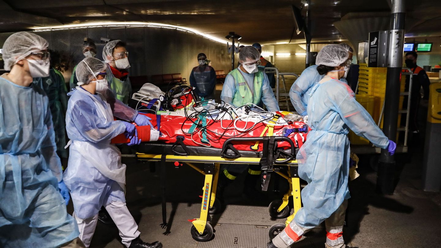 Paciente en la estación de tren de Austerlitz en París siendo evacuado a otras regiones de Francia por la saturación del sistema sanitario (EFE)