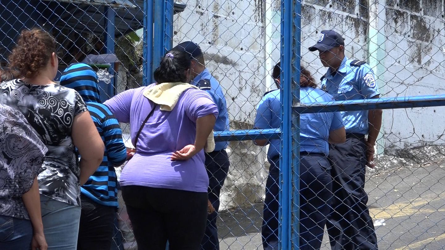 Familiares de los detenidos entregan paquetes y piden información a los guardias de la prisión. (H. Estepa)