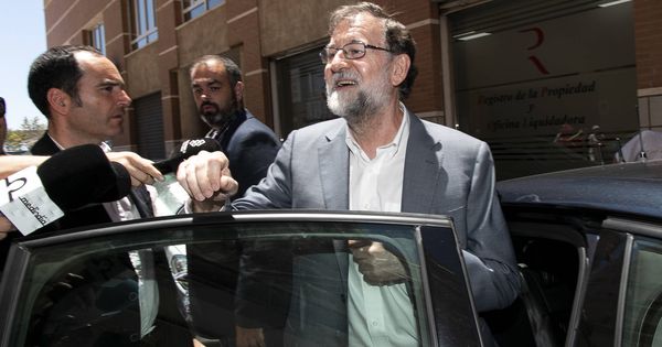 Foto: Mariano Rajoy, saliendo del Registro de la Propiedad de Santa Pola. (Gtres)