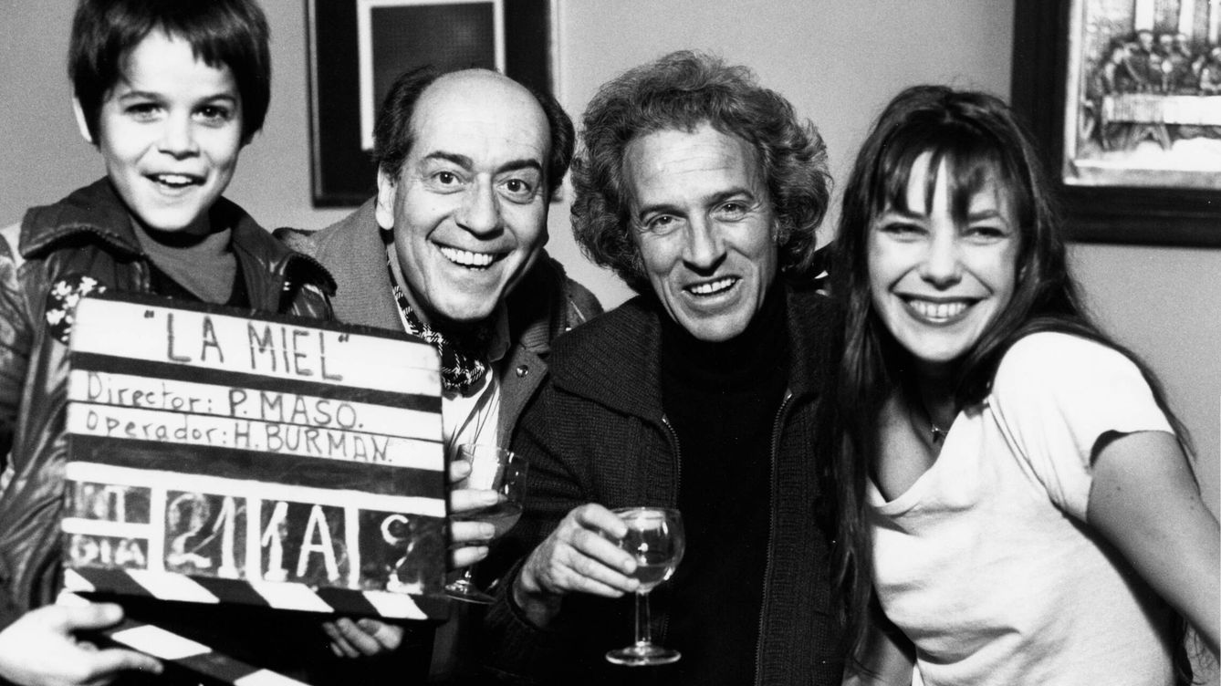 Foto: José Luis López Vázquez con (de izquierda a derecha) Jorge Sanz, Pedro Masó y Jane BIrkin durante el rodaje de La Miel. (Simón López, 1978)