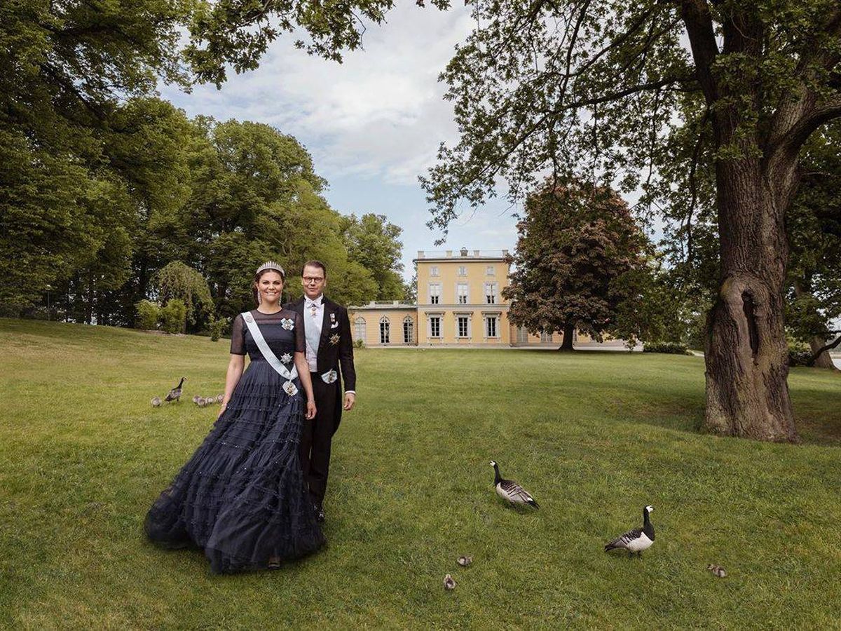 Foto: Victoria de Suecia y Daniel, posando frente al palacio de Haga por su décimo aniversario. (Elisabeth Toll / Casa Real)