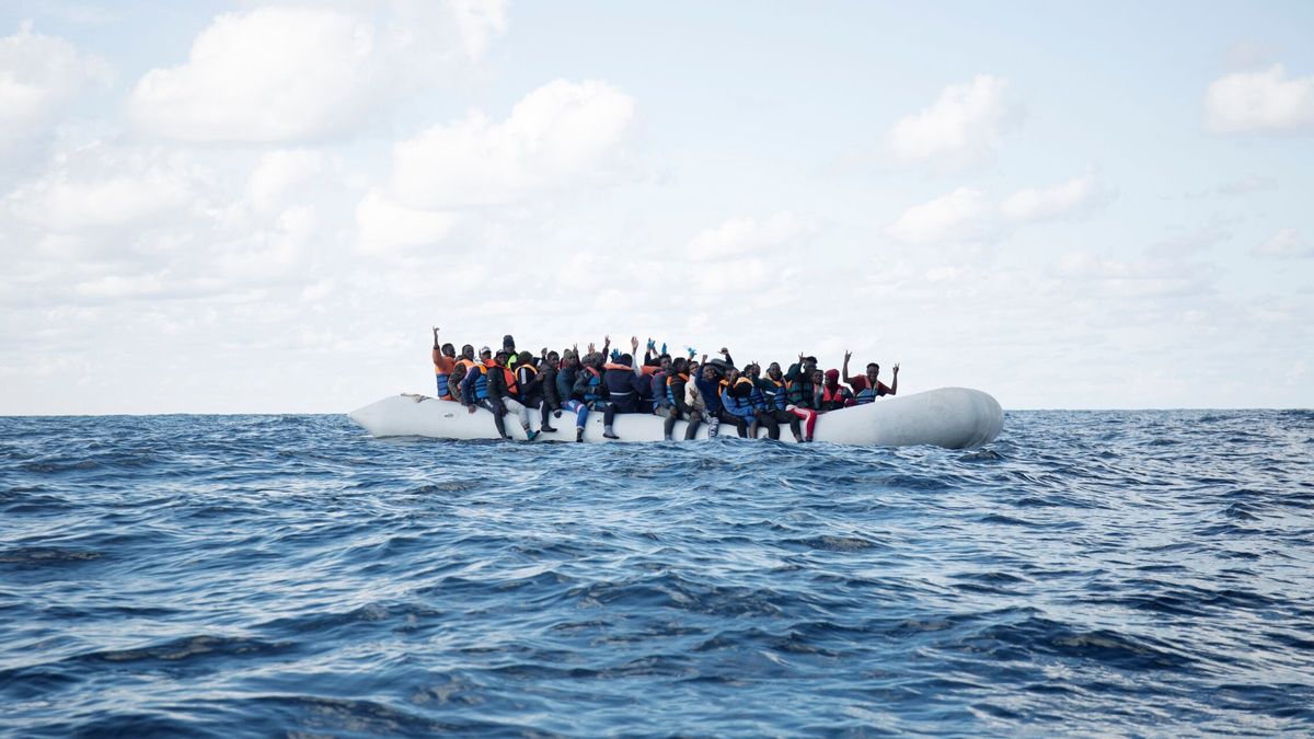 Tres barcos con 399 migrantes esperan un puerto en el Mediterráneo central