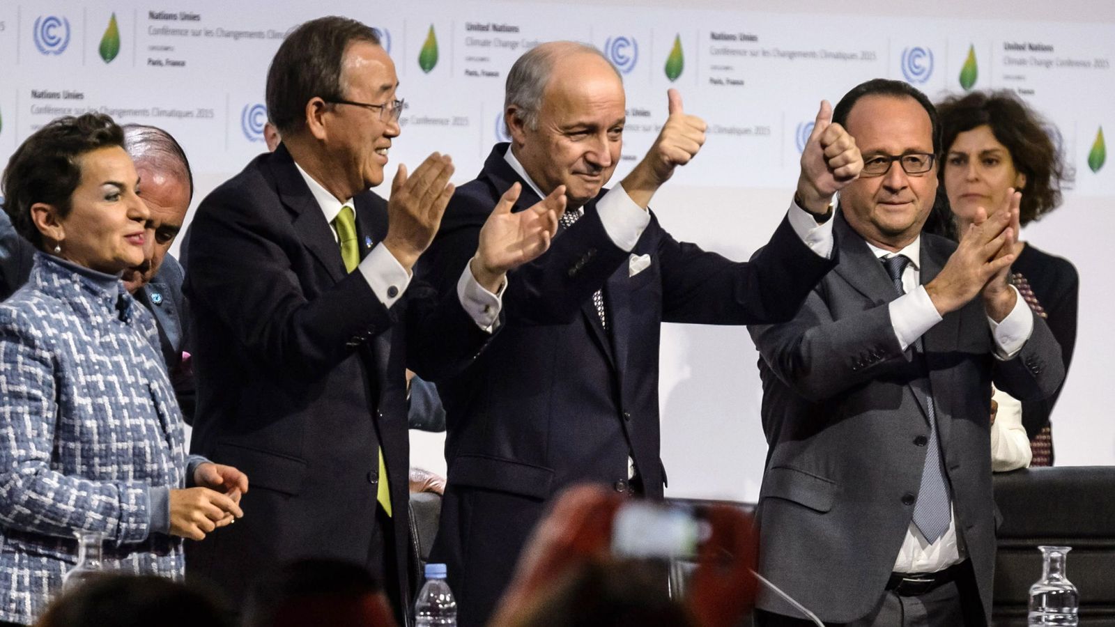 Foto: Los asistentes a la Cumbre del Clima celebran el acuerdo alcanzado. (EFE)