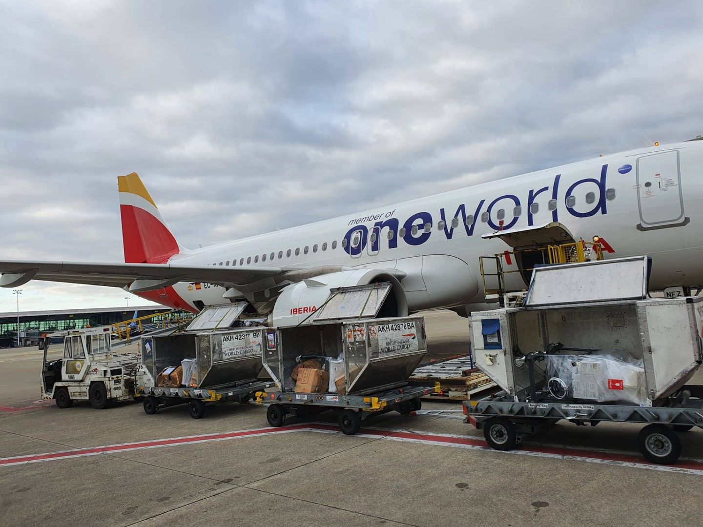 Un avión de Iberia transporta respiradores hasta España.
