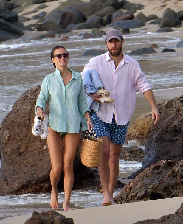 James y Alizee pasean por la playa francesa. (Cordon Press)