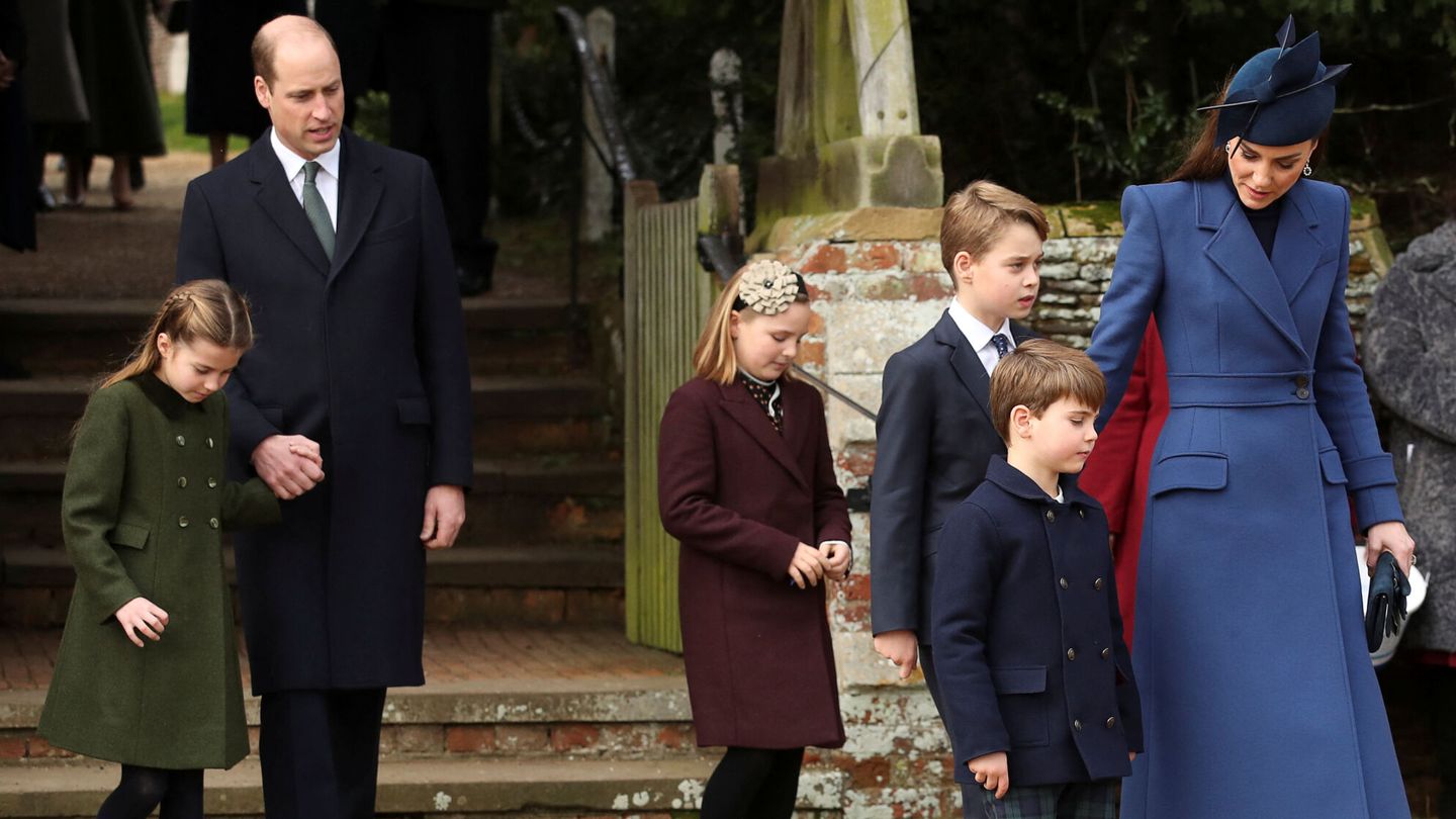 Los príncipes de Gales, junto a sus hijos durante el servicio religioso por el día de Navidad. (Reuters)