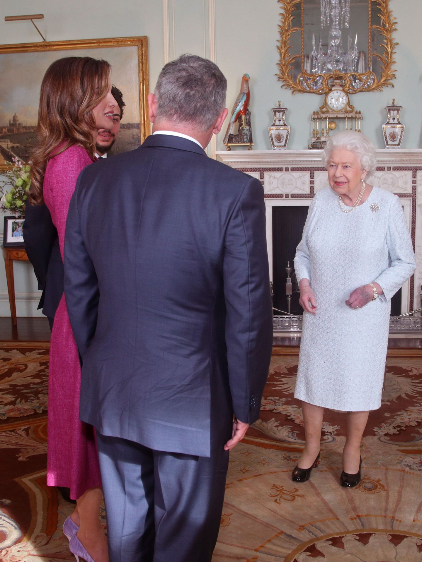 La reina Isabel con la mano lesionada durante el encuentro con Abdalá y Rania de Jordania. (Reuters)