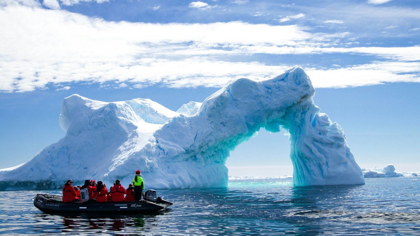 Foto: Una lancha recorre las aguas de la Antártida. (Unsplash)