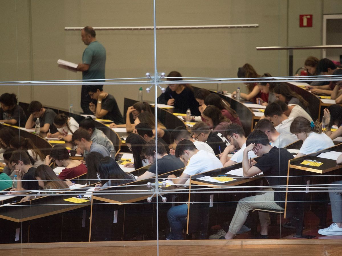 Foto: Estudiantes españoles haciendo un examen. (Efe)
