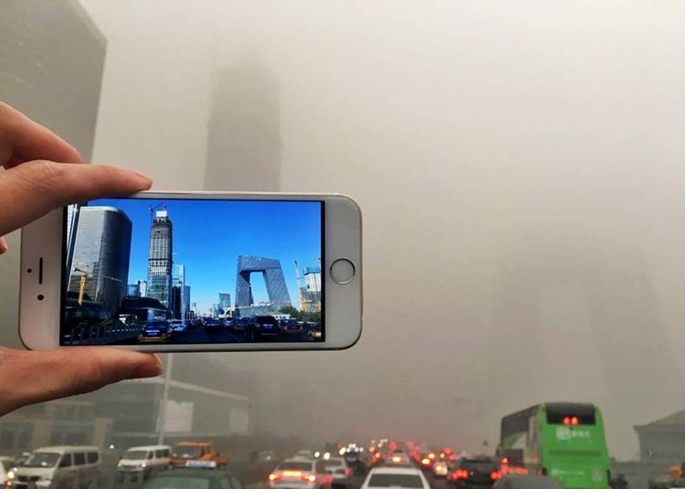 Contraste del paisaje urbano en un día con alta contaminación. (China Xinhua News)