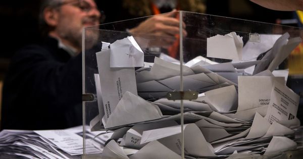 Foto: Recuento en una mesa electoral. (EFE)