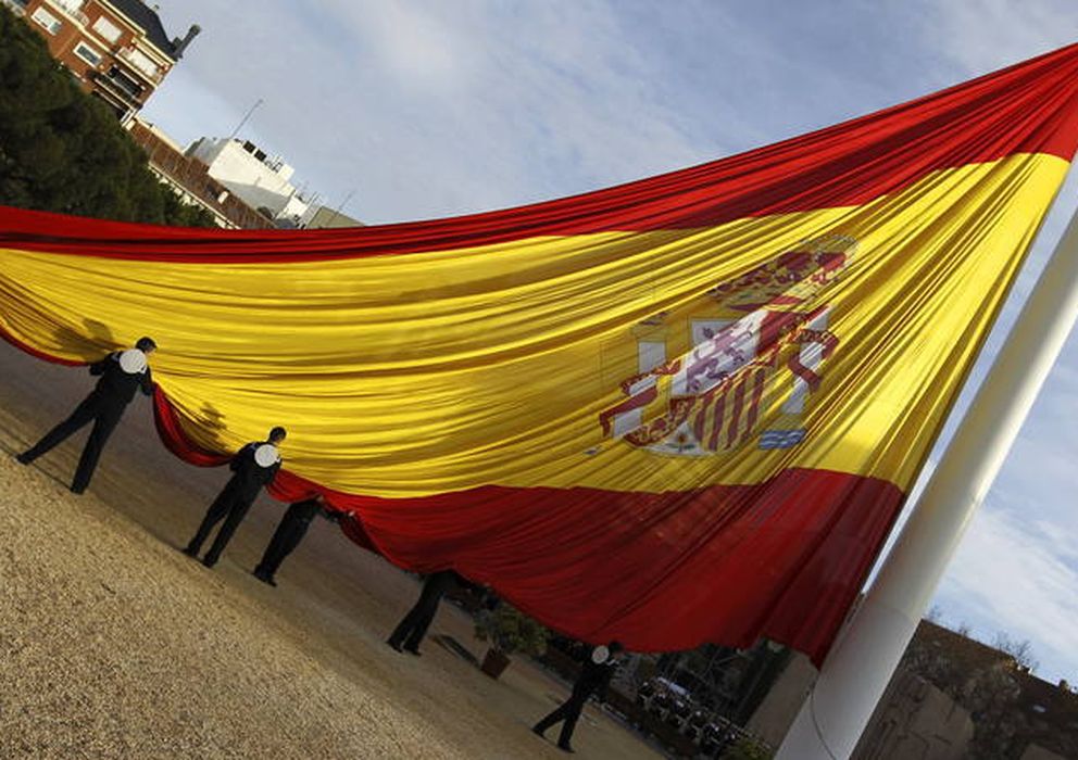 Foto: Izado de bandera con motivo de la celebración del aniversario de la Constitución española (Efe)