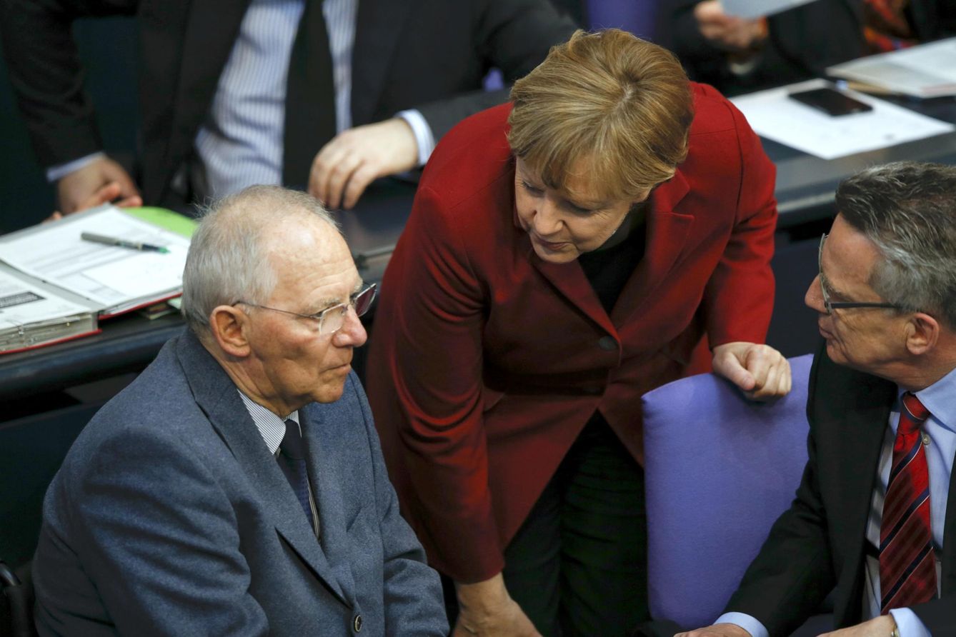 Foto: La canciller Merkel junto a Thomas de Maiziere (d) y Wolfgang Schäuble, ministro de Finanzas, en el Parlamento alemán (Reuters).