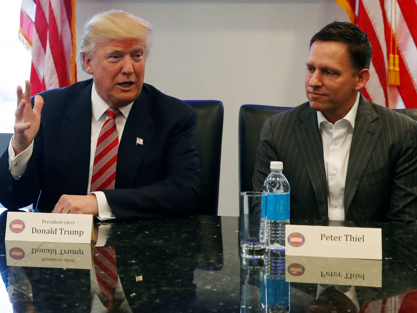 Peter Thiel, cofundador de PayPal, junto a Donald Trump. (Reuters)