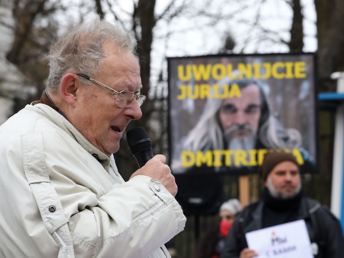 Foto: Adam Michnik durante una protesta en Varsovia (Polonia). (EFE/Tomasz Gzell)