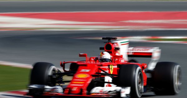 Foto: Sebastian Vettel con el Ferrari por Montmeló.