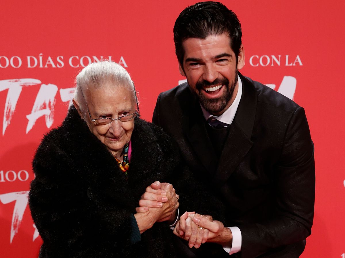 Foto: Miguel Ángel Muñoz y su tía bisabuela. (EFE/Juanjo Martín)