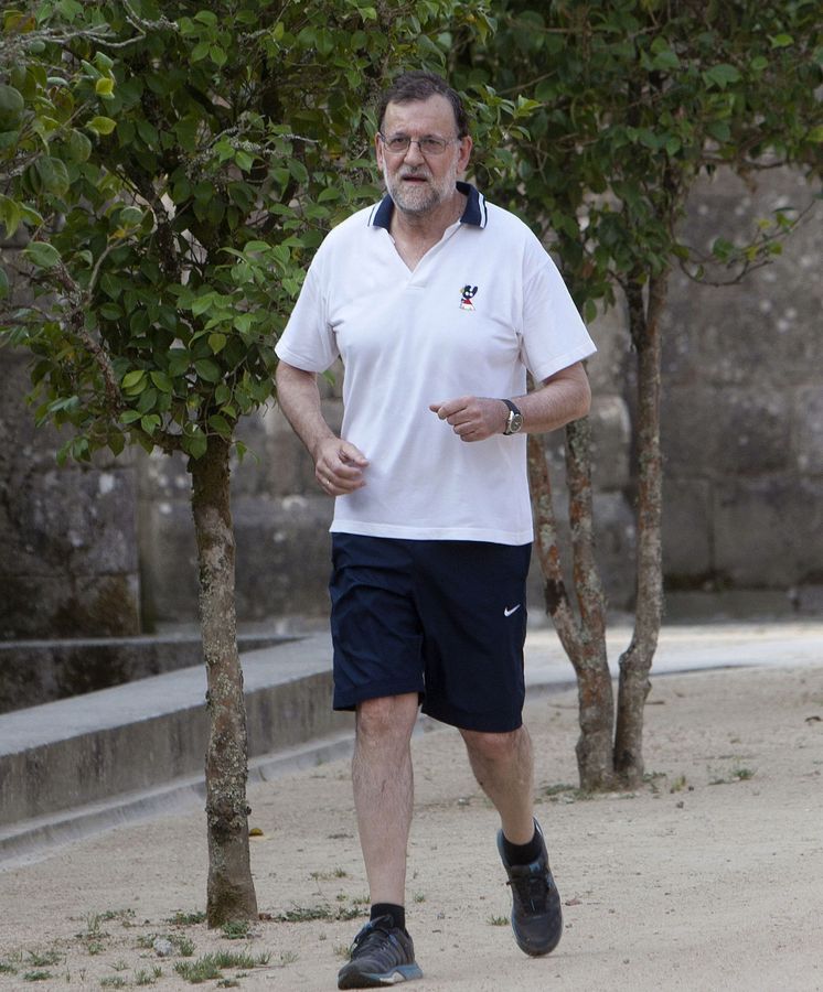 Foto: Mariano Rajoy recorriendo la Ruta de Pedra e da Auga en Pontevedra. (EFE)