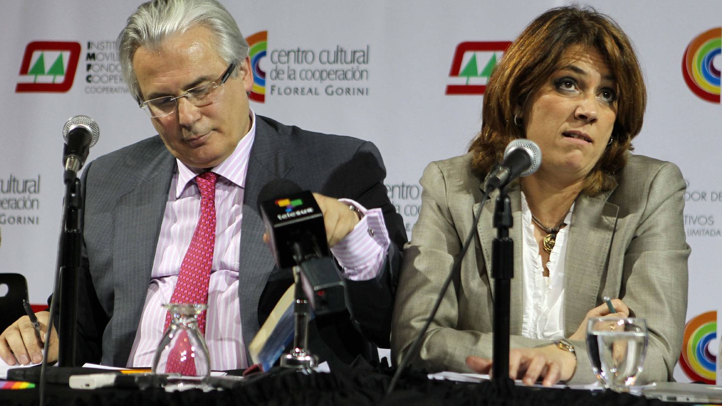 Garzón y Delgado, en 2012 en Argentina, en un homenaje a las víctimas de la dictadura. (EFE)