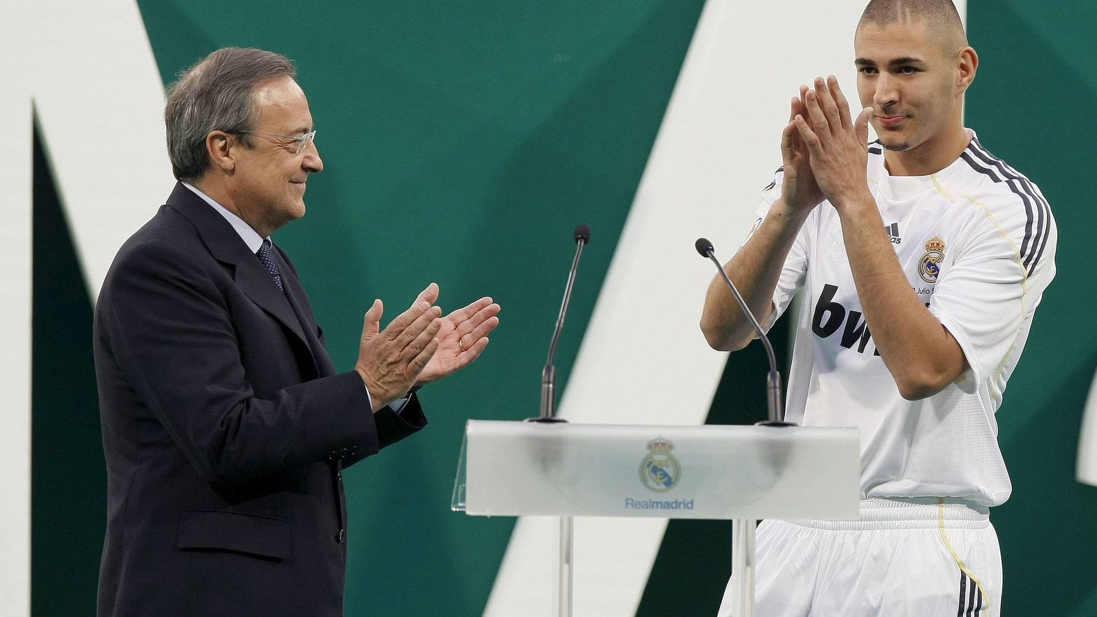 Foto: Florentino Pérez aplaude a Benzema durante su presentación como jugador del Real Madrid. (EFE)