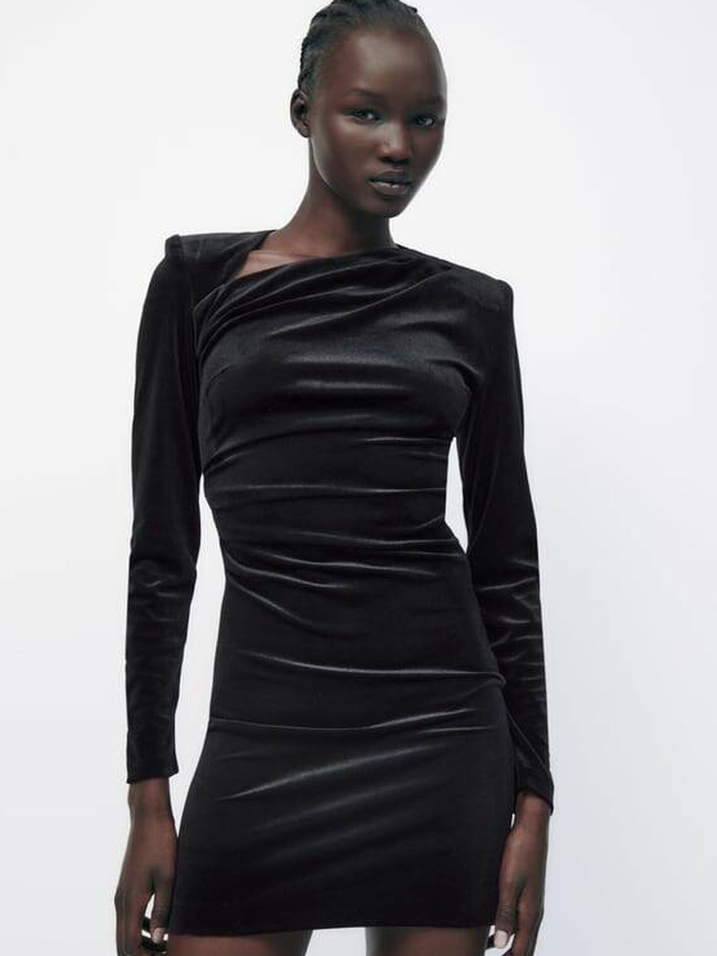 relay closet Stereotype Elige tu nuevo vestido drapeado de Zara: ¿de terciopelo o de efecto piel?