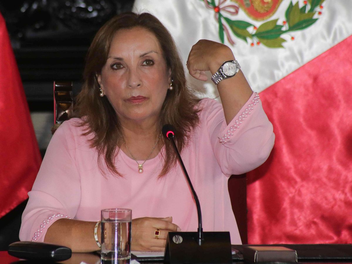 Foto:  La presidenta de Perú, Dina Boluarte, muestra sus joyas en una rueda de prensa. (EFE)