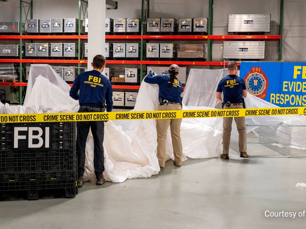 Foto: Agentes del FBI investigan los restos del globo espía chino derribado. (Reuters/FBI)