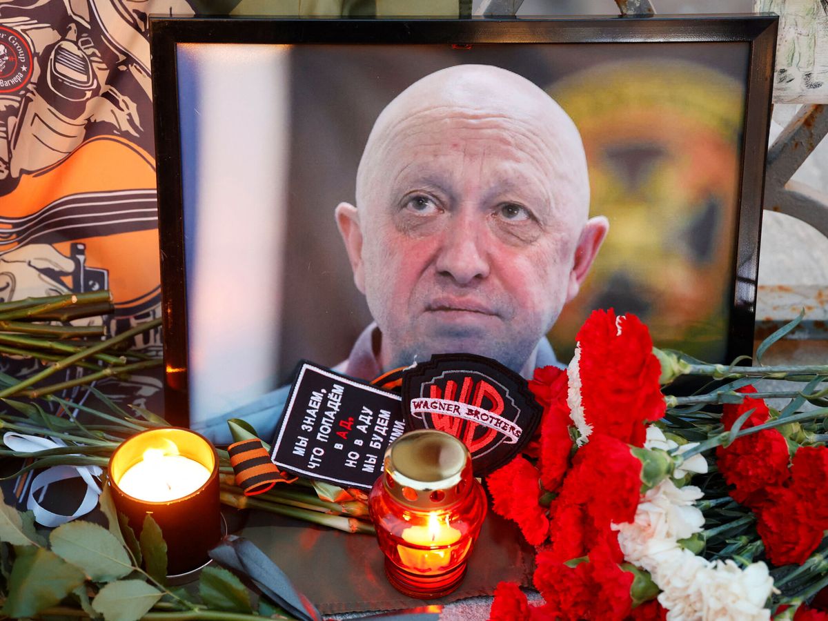 Foto: Una imagen de Yevgeny Prigozhin en un memorial levantado en Moscú. (Reuters/Stringer)